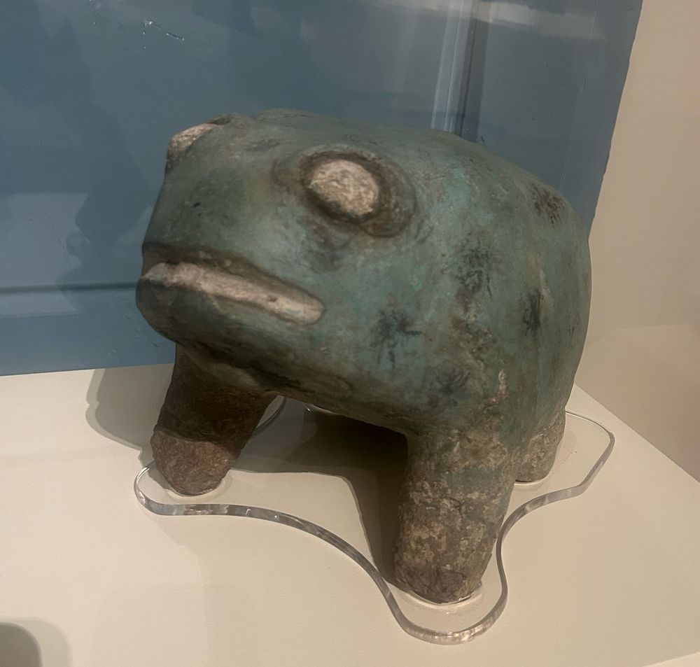 Green ceramic frog with expressionless stare 
