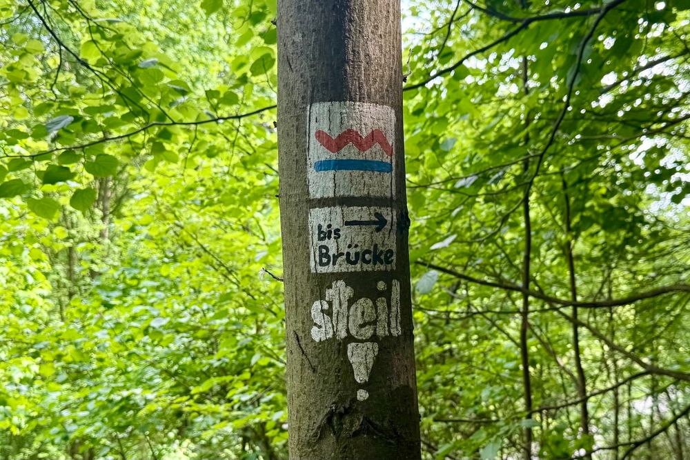 Das Wegzeichen des Zollvereinsteigs versehen mit dem Zusatz „steil!“.