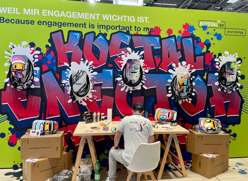 Betonwüsten mag ich nicht, das Leben ist bunt. Street Art gehört zu den Formen die helfen können, die Welt etwas schöner zu machen.
Mr. Dosensport durfte für einen Wechselrichter Hersteller mehrere Designs bemalen.
Als Nordlicht kennt er ja kaum Schnee, Ich hab ihn natürlich zum Snowboarden im nächsten Winter eingeladen