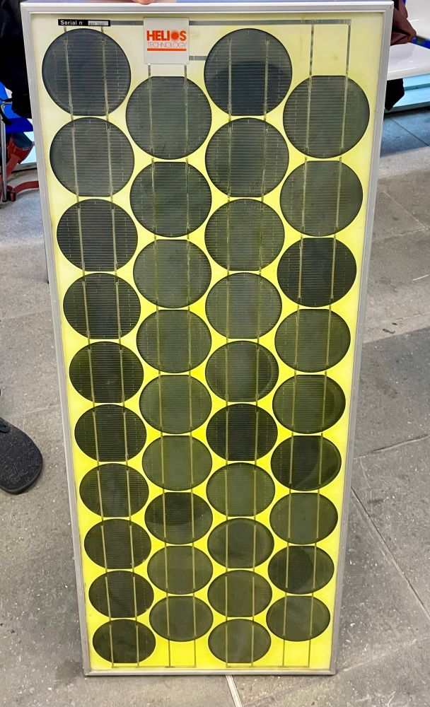 Ein uralt solarmodul, Folie ist ziemlich vergilbt und die Zellen klein und rund