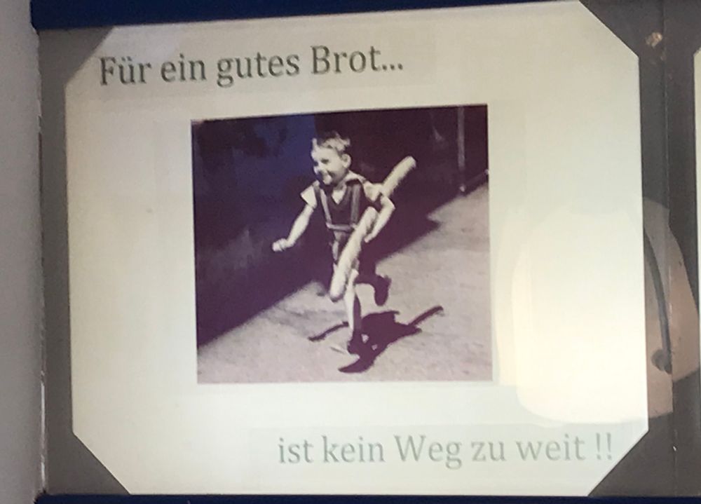 Bild eines eines laufendes, laufenden Kindes mit einem Baguette unter dem Arm. Der Spruch für ein gutes Brot ist kein Weg zu weit steht drauf.