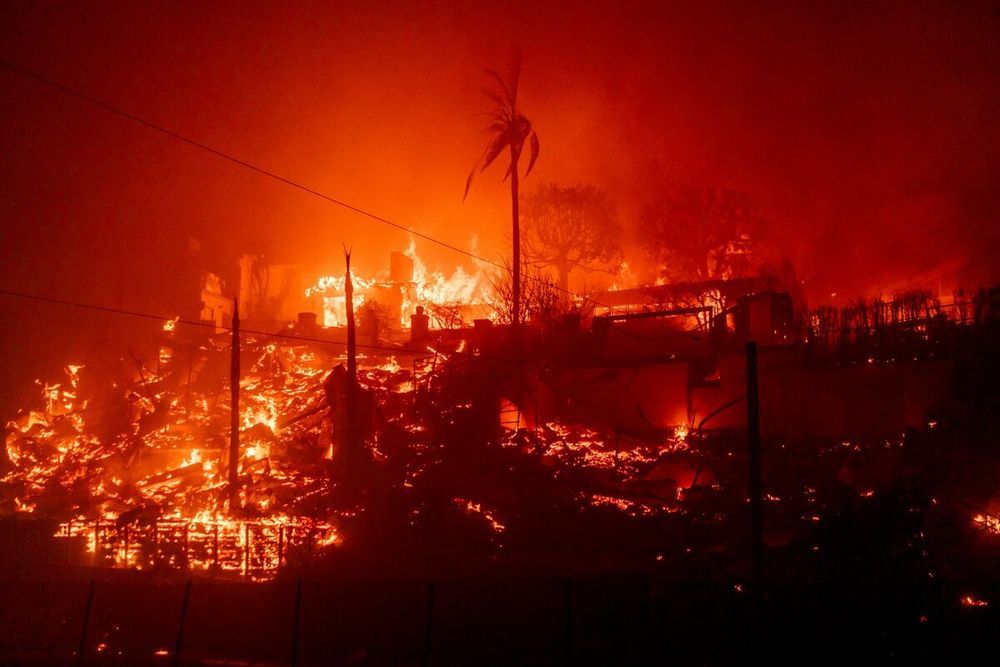Great sadness as the wildfire burns through the 
#roots
 and foundation of people's lives in Southern California. Prayers, Chants, and healthy vibes for your safety.


#blueskyrelay
 📷‪Bloomberg‬