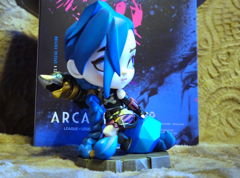 Jinx Figur im Chibi Stil etwas seitlich. 