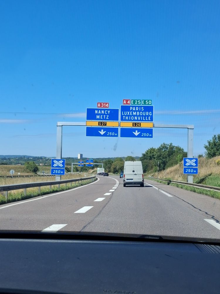 Un panneau de Nancy, et je suis triste parce qu'il nous a abandonné pour Nancy mais en même temps je l'aime bien le gamin et je suis sûre qu'il va être bien ici, où il a trouvé l'amour 🥹