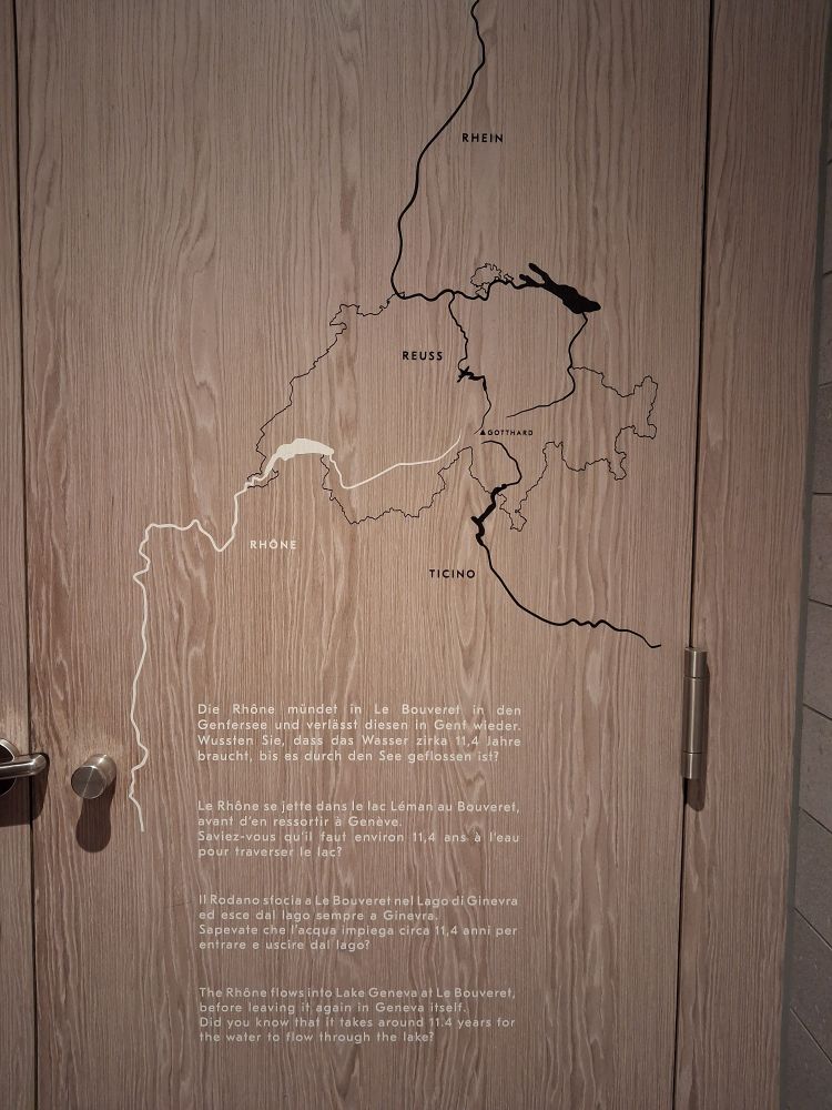 Photo de l'intérieur de la porte des WC de la station service Gothard nord qui propose une leçon sur le Rhône 