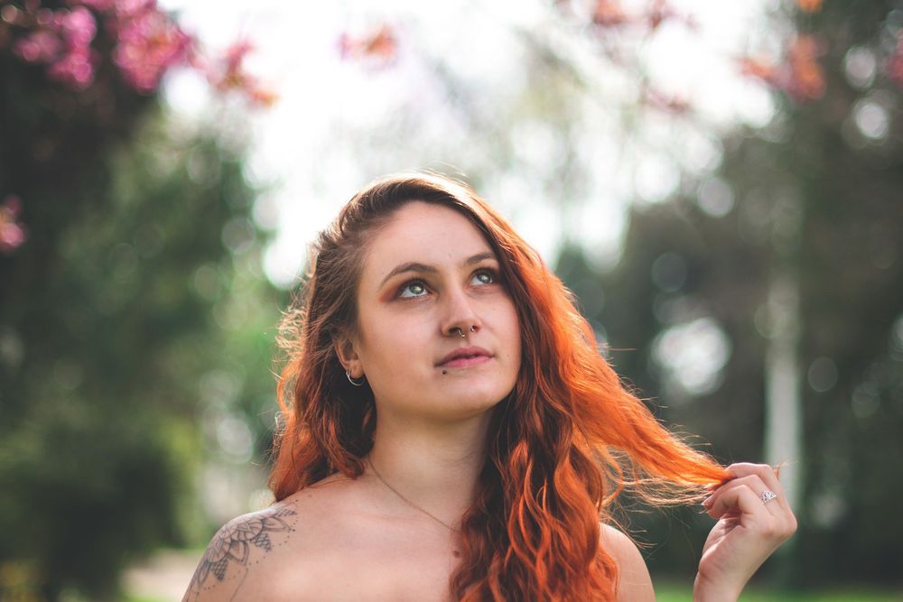 Portrait de Julie sous un arbre en fleurs