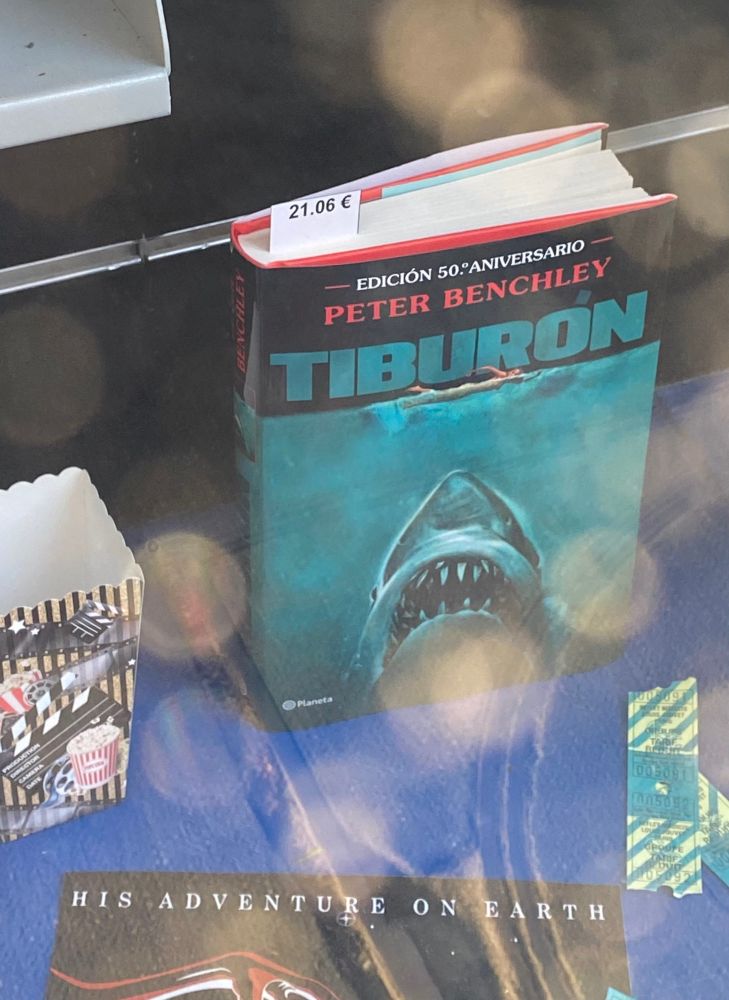 Une couverture de bouquin reprenant l’affiche des de ta de la mer sobrement intitulé TIBURON (comme Tim Burton mais sans quelques lettres)
