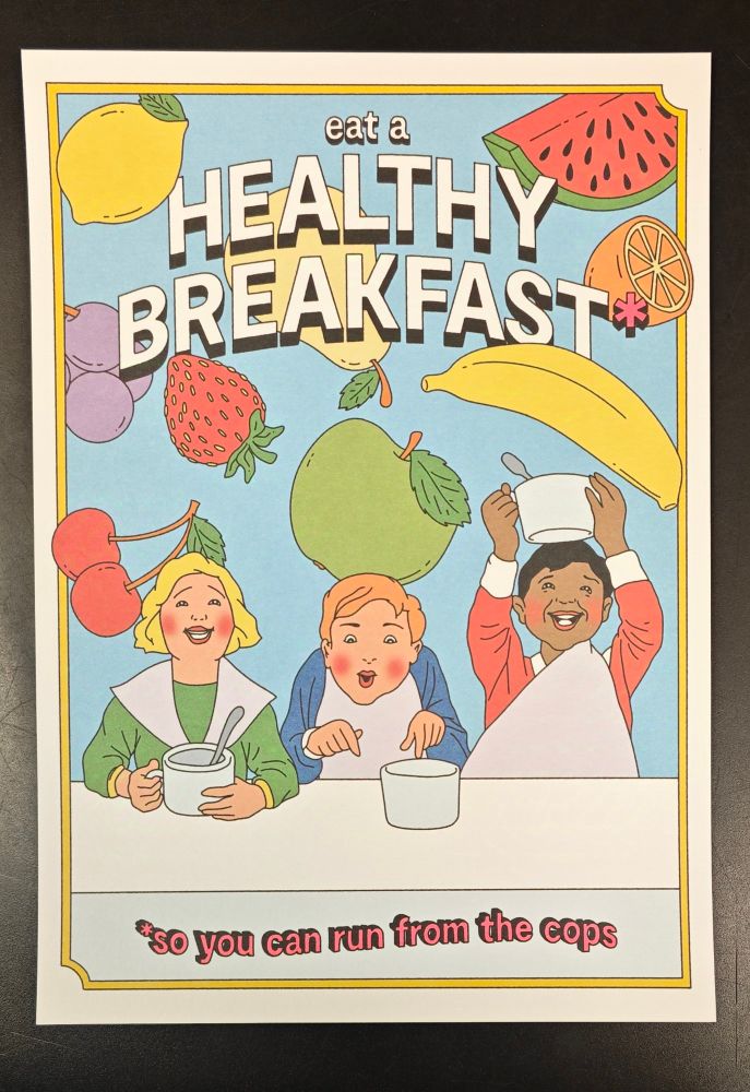 Plakat, das essende Kinder, umrahmt von Obst zeigt. Die Inschrift lautet: Eat a healthy breakfirst, so you can run from the cops. 