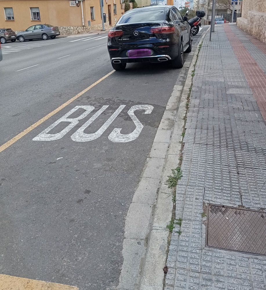 Coche de alta gama aparcado en el reservado para el bus local...