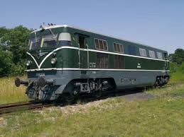 Grüne Diesellokomotive OESEK 2050.04  auf der Franz Josef Bahn in den 1970ern. 