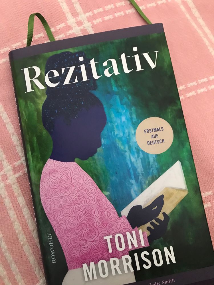 Buch, Cover-Grafik von junger lesender schwarzer Frau.