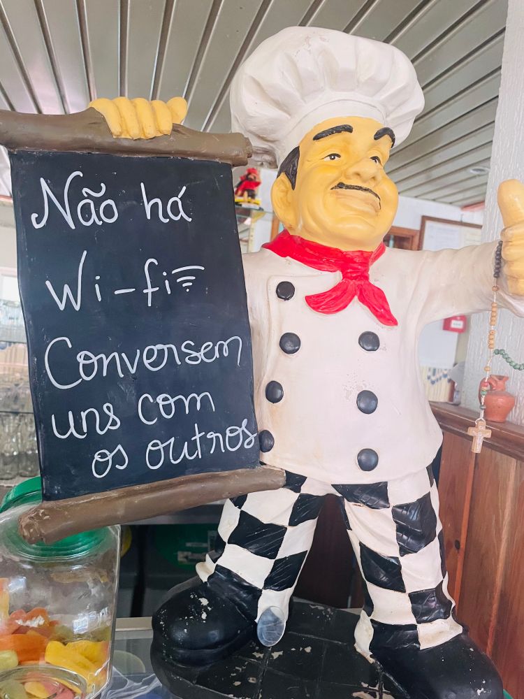 Picture with text “Não há wifi, conversem uns com os outros”