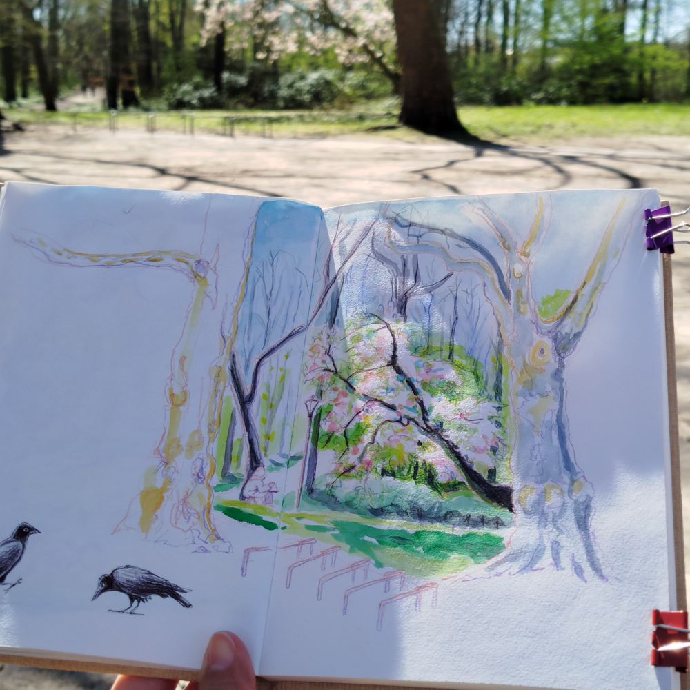 Skizzenbuch mit halb fertigem Bild im Park. 