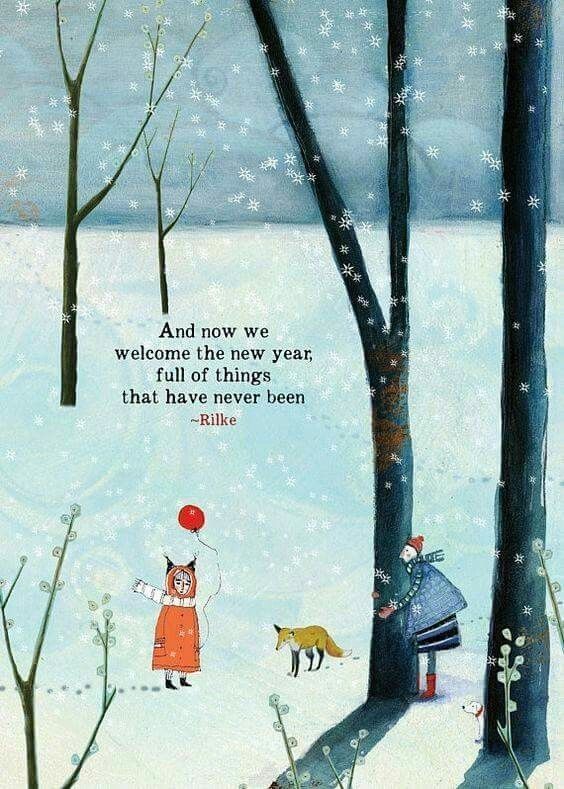 Das Bild zeigt eine Winterlandschaft mit mehreren Bäumen, von denen einige kahl sind und andere noch wenige Äste haben. Im Bild sind zwei Personen zu sehen: ein Kind mit einer orangefarbenen Jacke und einem roten Ballon und ein Erwachsener in einer blauen Jacke und roten Stiefeln, der hinter einem Baum steht. Zudem läuft ein Fuchs im Schnee in der Nähe des Kindes. Schneeflocken fallen überall in der Szenerie.

In der Mitte des Bildes steht ein Zitat von Rilke:
"Und jetzt empfangen wir das neue Jahr, voll von Dingen, die noch nie gewesen sind."

