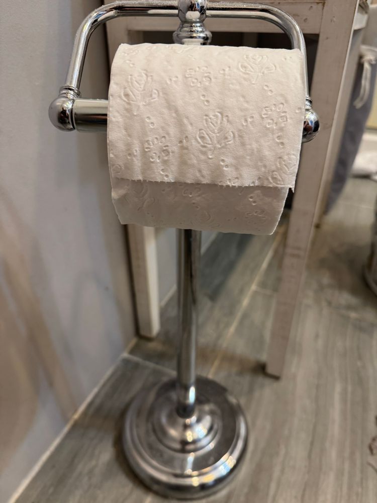 Toilet roll in the position of the Jesus 👍