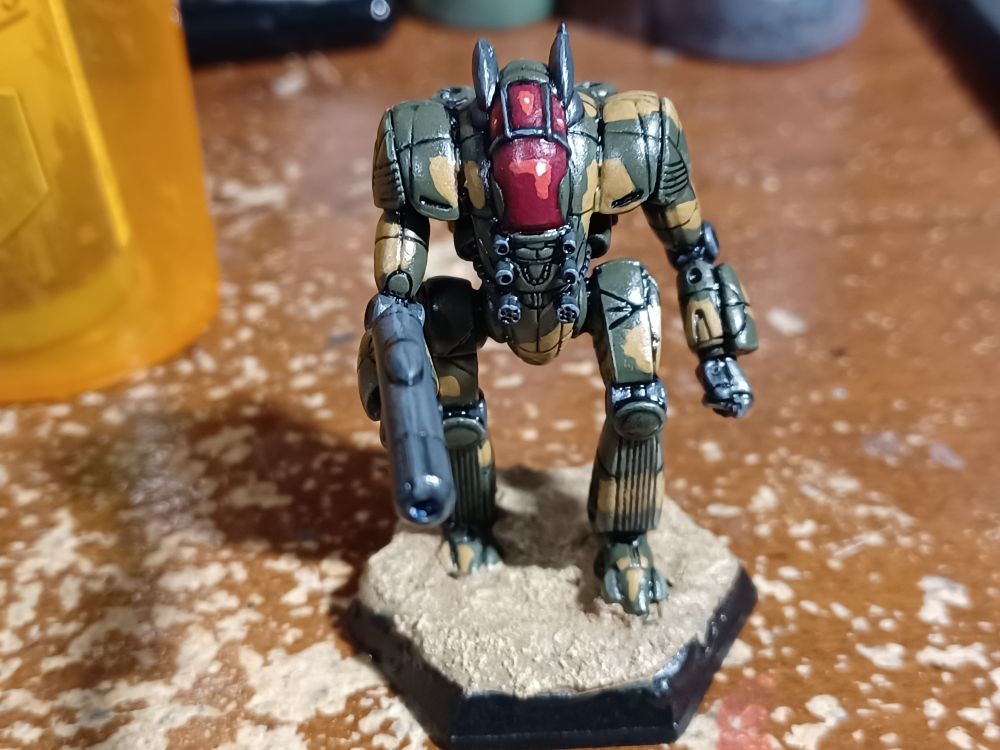 Some more battletech minis painted. a old school Chameleon. 

There color scheme is based on the triax army from the old kenner toyline, Megaforce. Which is a army green and tan with red windows