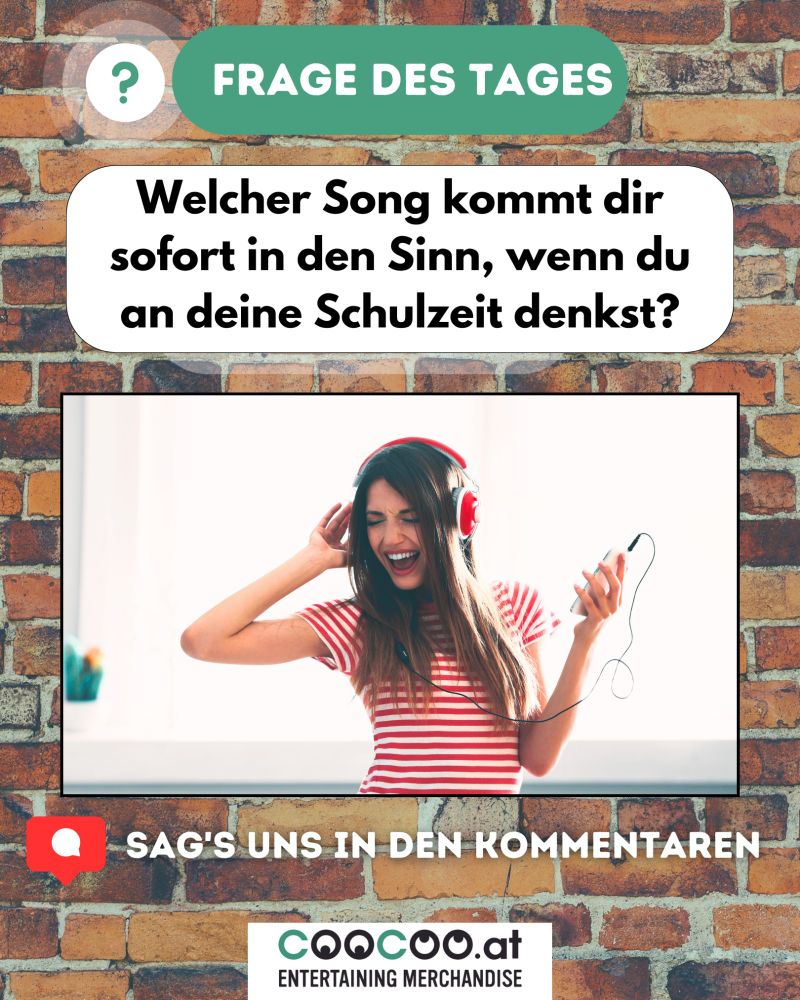 Junge Frau mit langen braunen Haaren, rotem Kopfhörer und rot-weiß gestreiftem Shirt tanzt und singt glücklich zu Musik – Symbolbild für Nostalgie, Lieblingssong und Schulzeit-Erinnerungen. In der Hand hält sie ein Smartphone. Der Hintergrund ist eine Backsteinwand. Im Bild steht die Frage: "Welcher Song kommt dir sofort in den Sinn, wenn du an deine Schulzeit denkst?" – Teil eines Instagram-Posts von COOCOO.at, einem österreichischen Online-Shop für Bandmerch, Musik-Merchandise und Popkultur-Artikel. Der Beitrag animiert Nutzer zum Kommentieren, Teilen und Liken. Unten im Bild: Hinweis „Sag’s uns in den Kommentaren“ und das COOCOO.at-Logo mit dem Slogan „Entertaining Merchandise“.