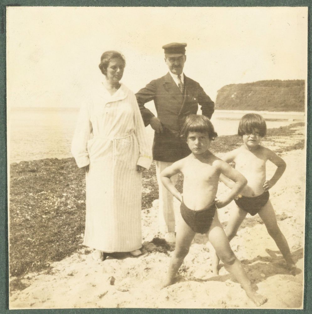 Family Mann on vacation in 1924. From a family album (Thomas Mann Archive) 