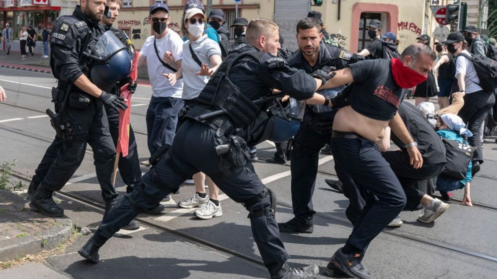Rechte Demo in Frankfurt gestoppt – 400 Menschen stellen sich entgegen