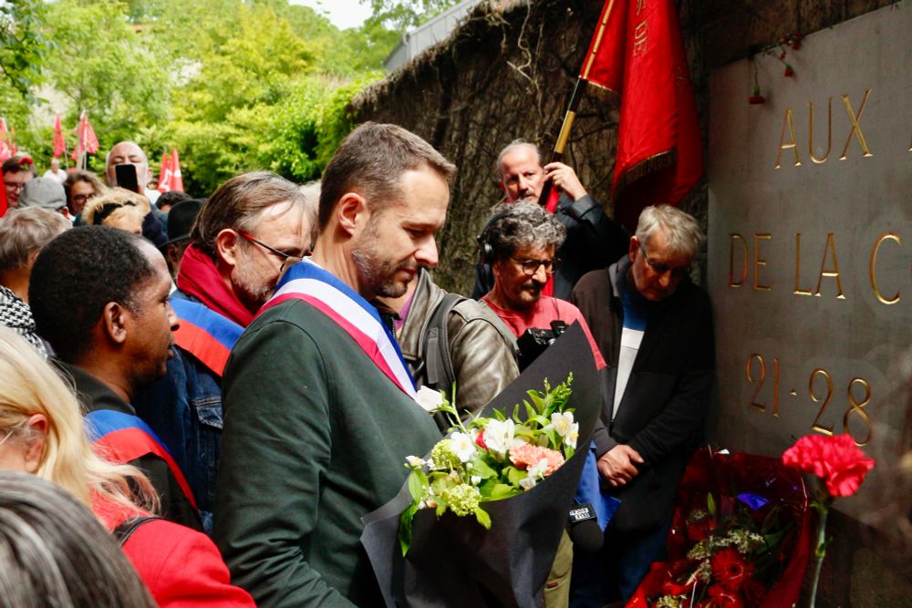 Dépôt d’une gerbe au Mur des Fédérés 