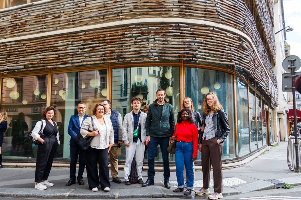 Photo de groupe devant le restaurant universitaire