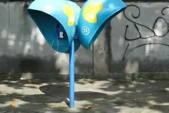 Poste com 3 orelhões (telefones públicos) da Oi