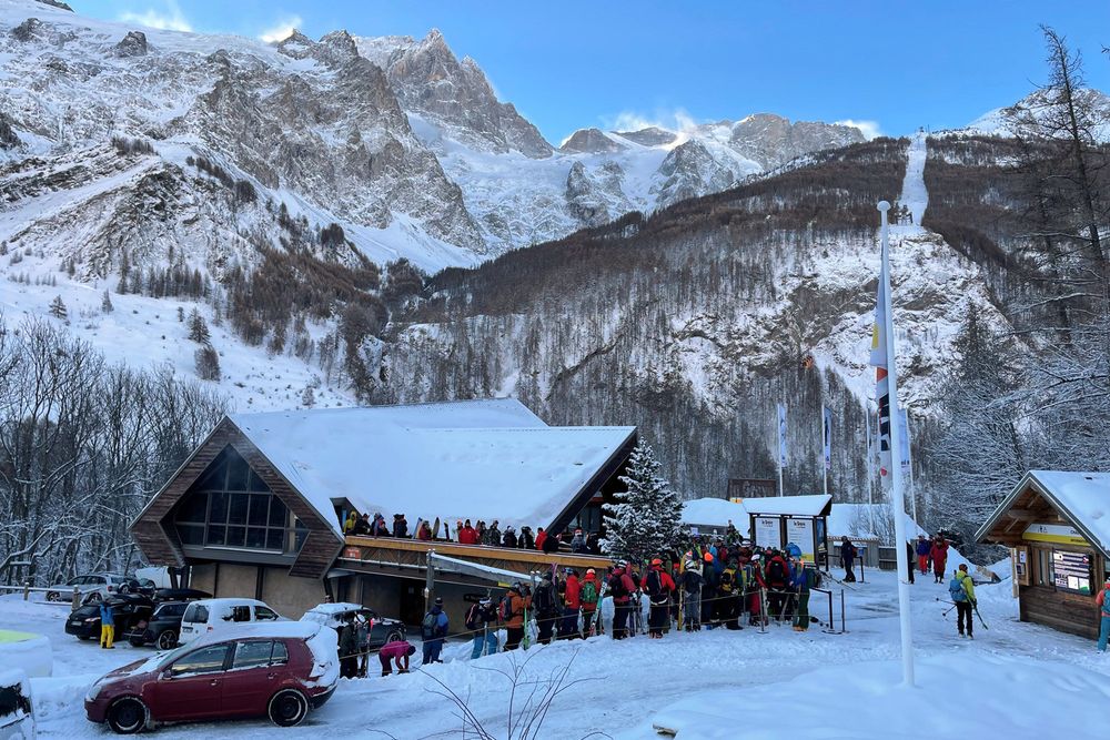 Skiers are waiting in a long line at the entrance to the cableway station on a day following fresh snowfall. (Photo by Nao Yoshizawa)