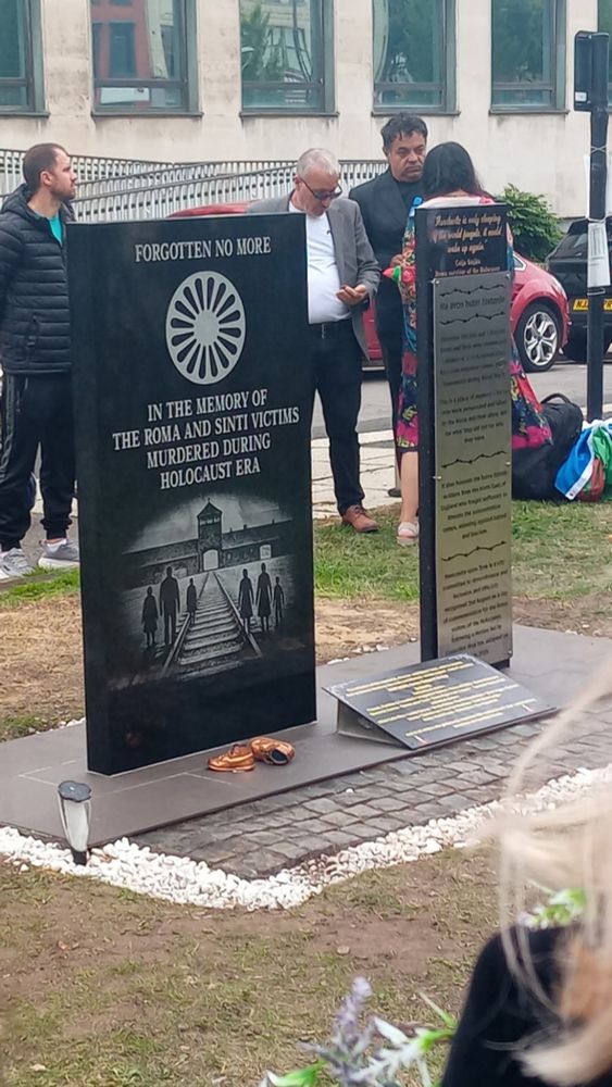 Monument gravé "forgotten no more. In the memory of the roma and sinti vicitimes murdered during holocauste era"