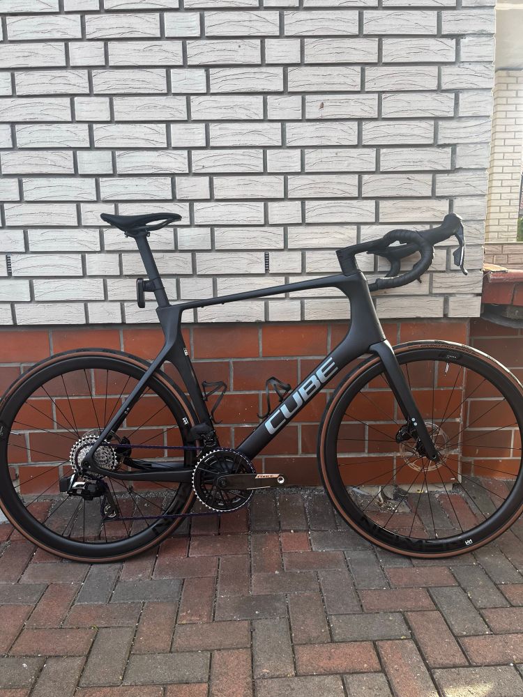 Cube Agree SLX vor einer Hauswand