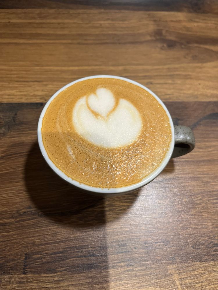 Eine Herzblume als Latte Art gegossen.