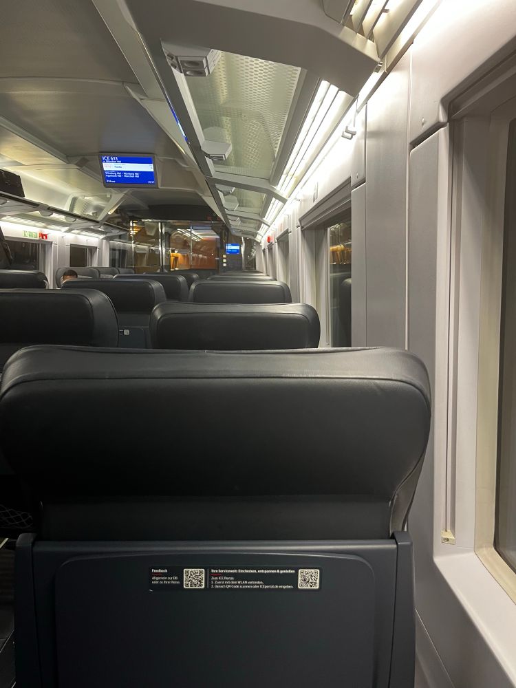 Bild aus dem Zug. Alle Plätze frei.