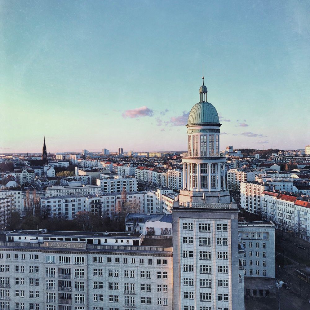 Blick auf den Turm Frankfurter Allee 1 vom Turm gegenüber, Frankfurter Allee 9.