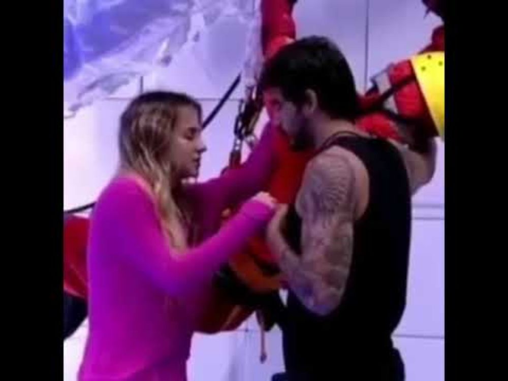 Gabi Martins rezando com Guilherme e pitchulo no #bbb20