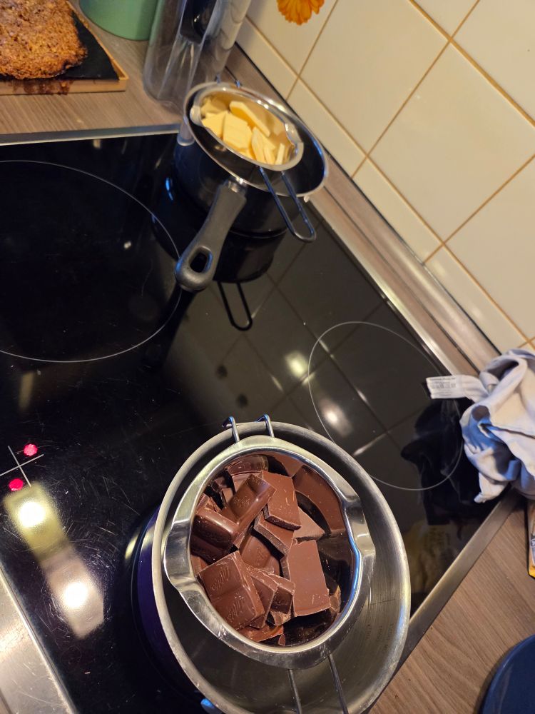 Weiße und VollmilchSchockolade auf dem Herd