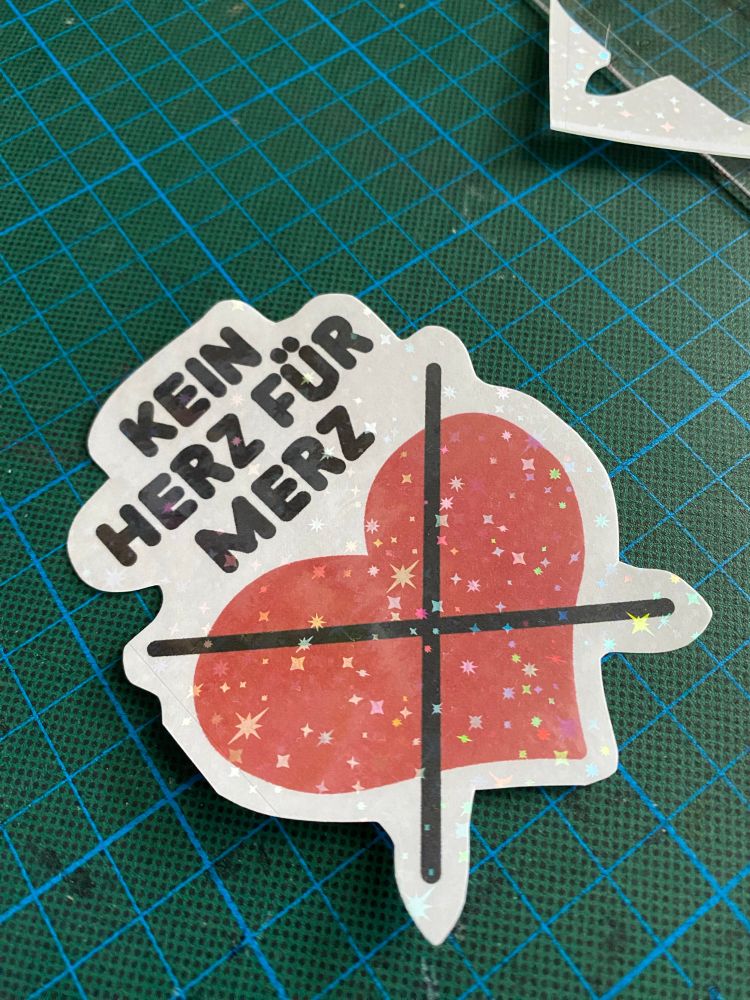 Fertiger Sticker: Ausgeschnitten und mit transparenter Glitzerfolie laminiert