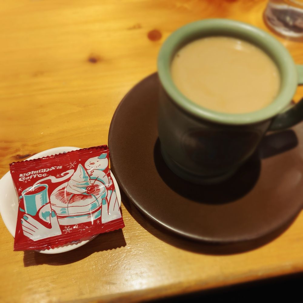 豆とコーヒーを上から　豆の袋は赤地で白と水色をつかったイラスト　コーヒーとシロノワールと雪だるまに両手を広げたイラスト