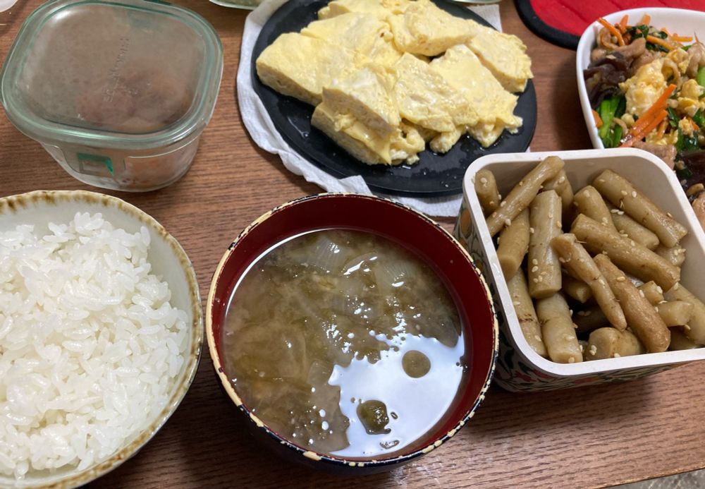 左下から右に、ご飯のお茶碗、お味噌汁のうつわ、ごぼうの煮付け
左上から右に、梅干し、玉子焼き、奥は野菜と卵の炒め物