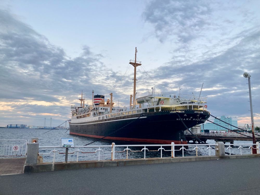 港と船　夕方の暮れゆく空
