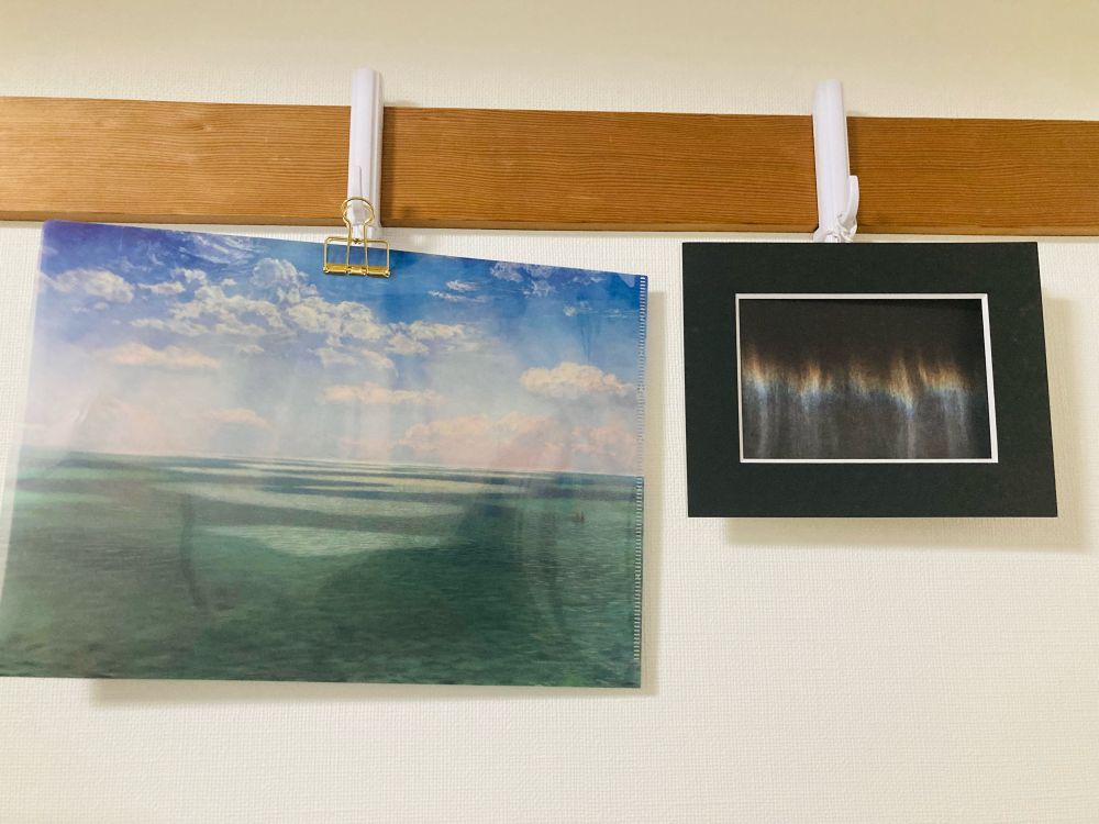左:クリアファイル《ドーセットシャーの崖から見るイギリス海峡》1871年　ジョン・ブレット
「テート美術館展　光　— ターナー、印象派から現代へ」（国立新美術館、2023年）

右:ポストカード 《ビューティー》1993年
『オラファー・エリアソン　ときに川は橋となる』（東京都現代美術館、2020年）