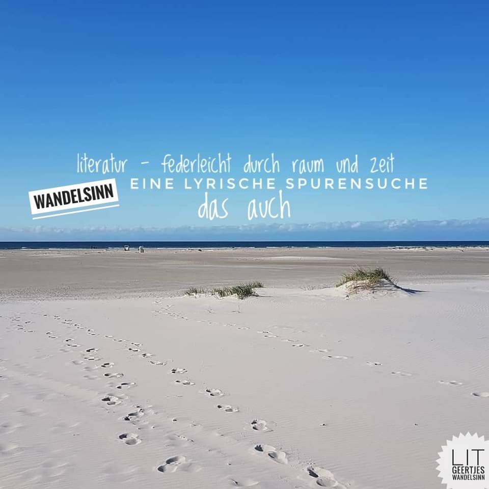 Ein weiter Strand, der Weg zum Wasser sieht unendlich aus. Spuren sind zu erkennen im Sand und zwei kleine Dünenausläufer. Blaues Wasser in der Ferne, Personen auch vermutet man. Oder Strandkörbe? Ein blauer Himmel mit nah über dem Wasser ein Wolkenband. Schriftzug: literatur - federleicht durch raum und zeit 
EINE LYRISCHE SPURENSUCHE
das auch WANDELSINN 