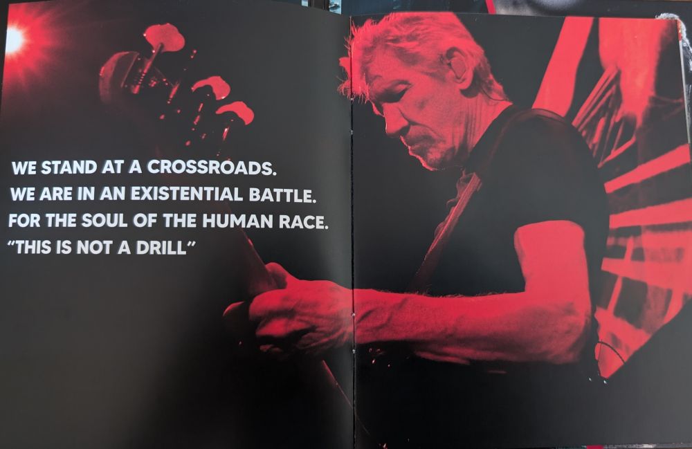 Innencover des Konzertfilms "This is not a Drill" von Roger Waters