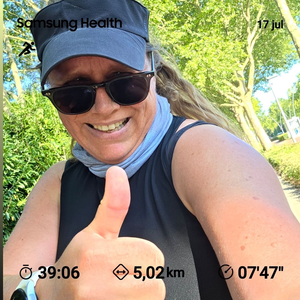 Duur 39:06, afstand 5,02km, gem 7'47"/km

Op de achtergrond lachende ik met de duim omhoog 