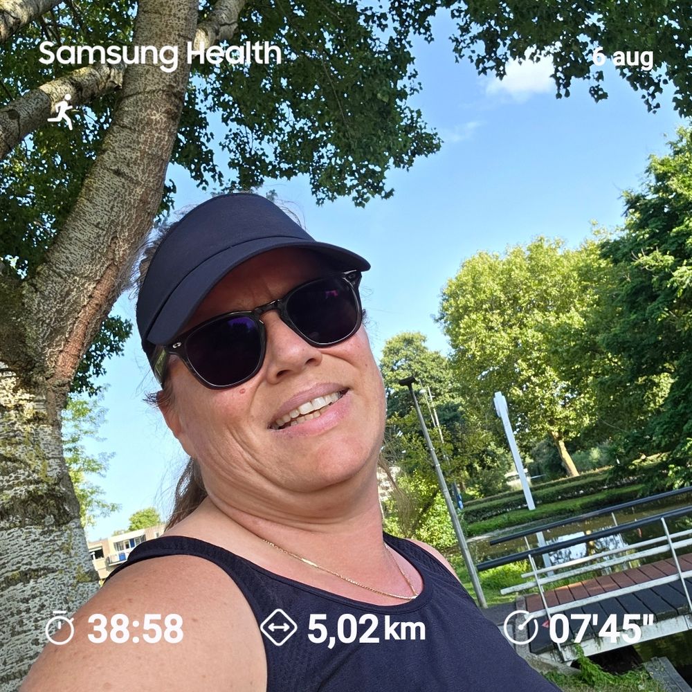 Duur 38:58, afstand 5,02 km, gem. 7'45"/km Op de achtergrond een selfie buiten