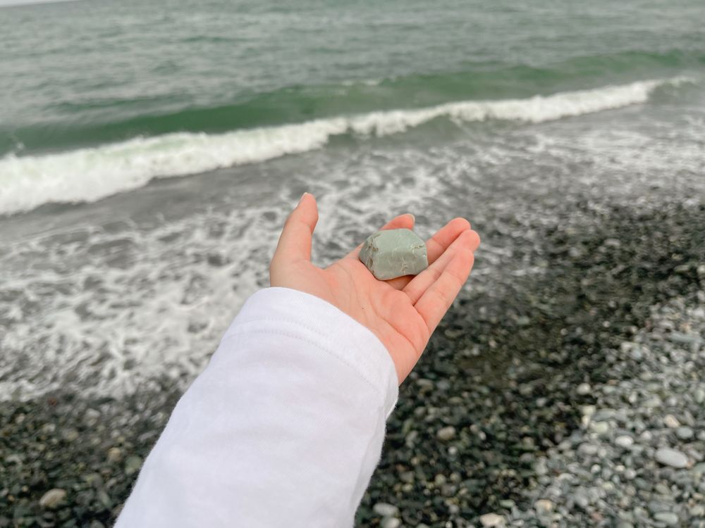 海岸で拾った緑色の石