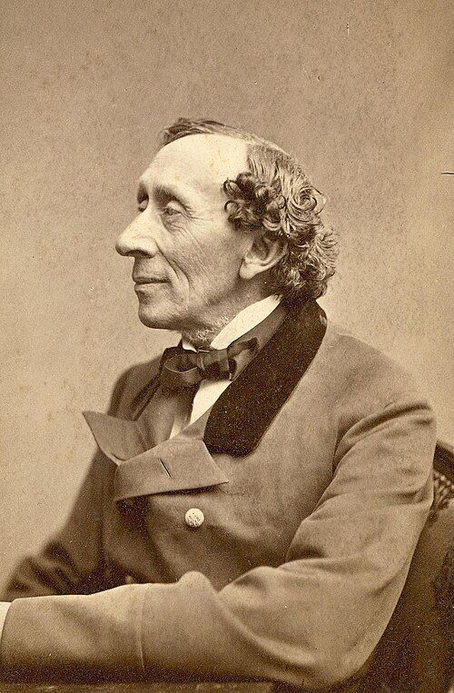 Hans Christian Andersen mietete 1867 die Wohnung der Fotografin Thora Hallager am Kongens Nytorv in Kopenhagen zur Untermiete. Dieses Foto, das ein Porträt des dänischen Schriftstellers zeigt, entstand im Oktober 1869. Bildquelle: Wikimedia Commons 