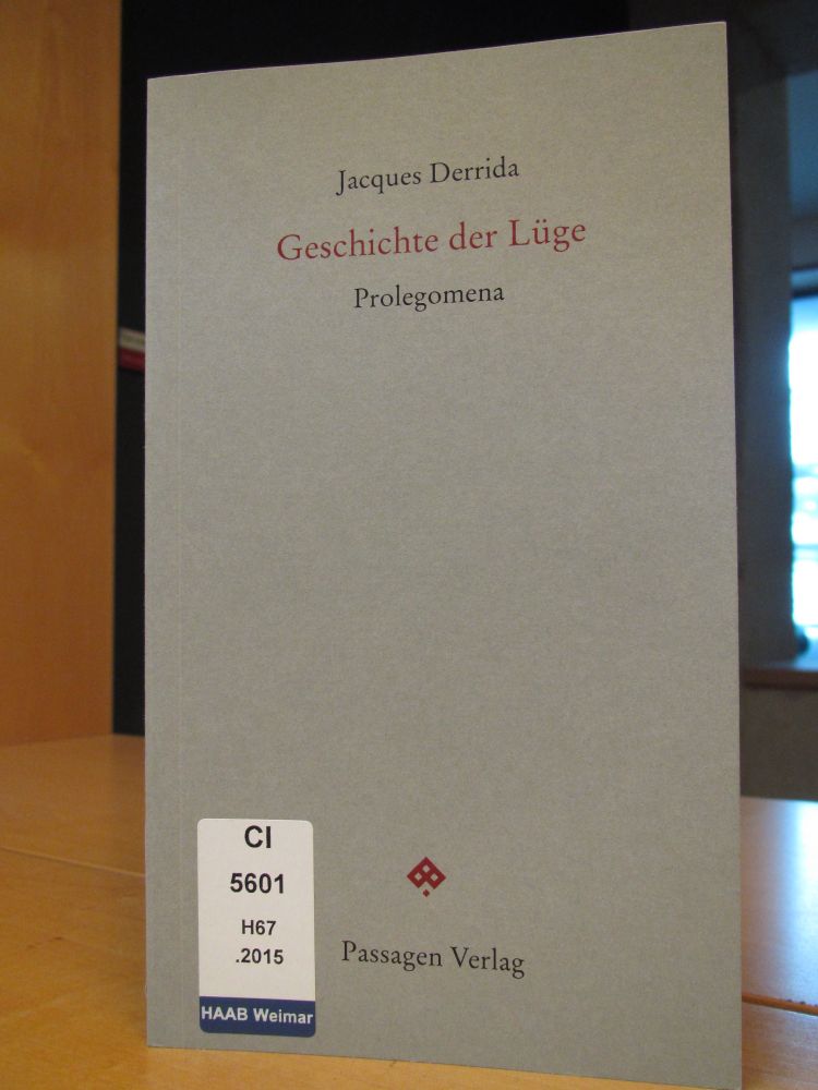 Die Abbildung zeigt das recht schlicht gestaltete, graue Softcover von Derridas „Geschichte der Lüge“ auf dem der in Rot gedruckte Titel das Augenmerk auf sich zieht.