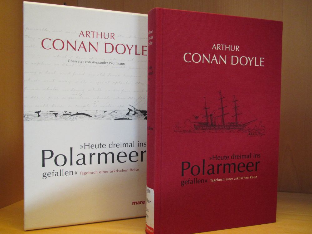 Zu sehen ist der empfohlene Band zu Arthur Conan Doyles arktischer Reise mit Illustrationen und Faksimiles gestaltet in einem Leineneinband samt Lesebändchen und Schuber.