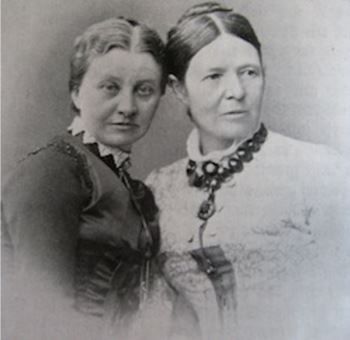 Historisches Foto von Lina Ramann (r.) und Ida Volckmann (l.). Quelle: Marie Ille-Beeg: Lina Ramann. Lebensbild einer bedeutenden Frau auf dem Gebiet der Musik. Nürnberg 1914, S. 14.; Sgn: 312390 - B.
