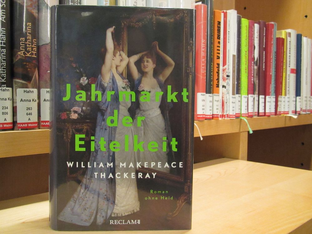 William Thackerays „Vanity Fair“ zeigt die anarchische Antiheldin Beky Sharpe vor einem großen Spiegel im viktorianischen Stil stehend, verzückt ihr eigenes Spiegelbild betrachtend.  