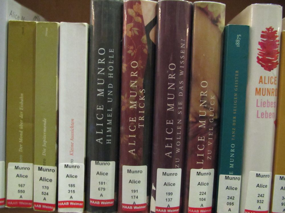 Eine Auswahl der Werke von Alice Munro, die in der Romanbibliothek der Herzogin Anna Amalia Bibliothek zu finden sind.